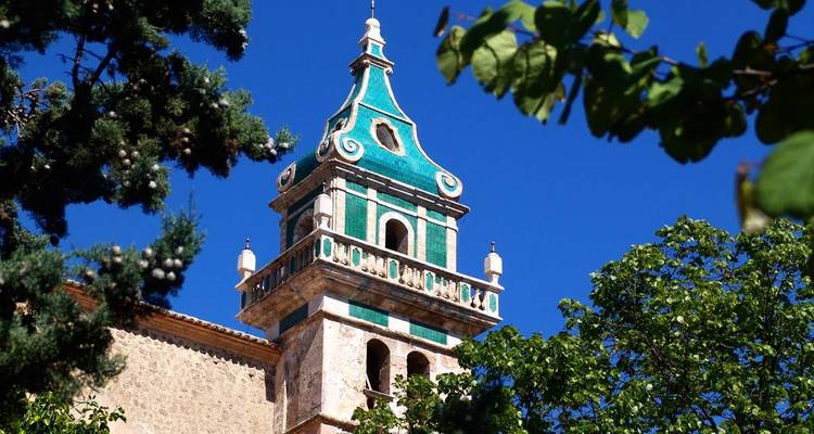 Vista detallada de una torre de reloj vibrante y única contra un cielo azul claro.