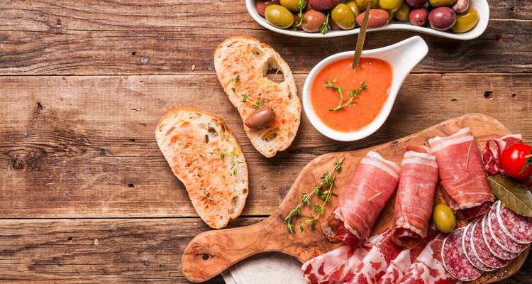 Spanische Tapas mit verschiedenen Fleischsorten und Gemüse.