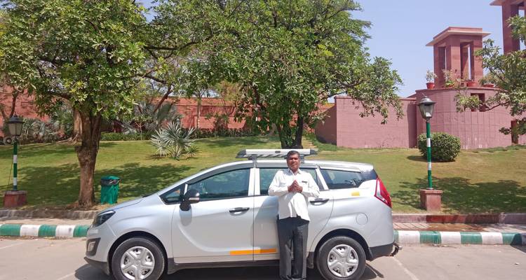 Mann, der neben einem Fahrzeug steht.