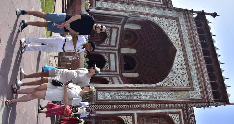 Gruppe steht vor einem prächtigen Eingang am Taj Mahal.