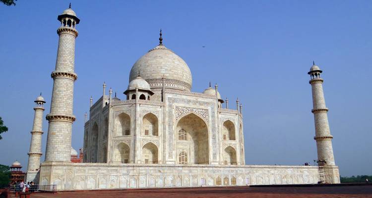 Außenansicht des Taj Mahal bei klarem Wetter.
