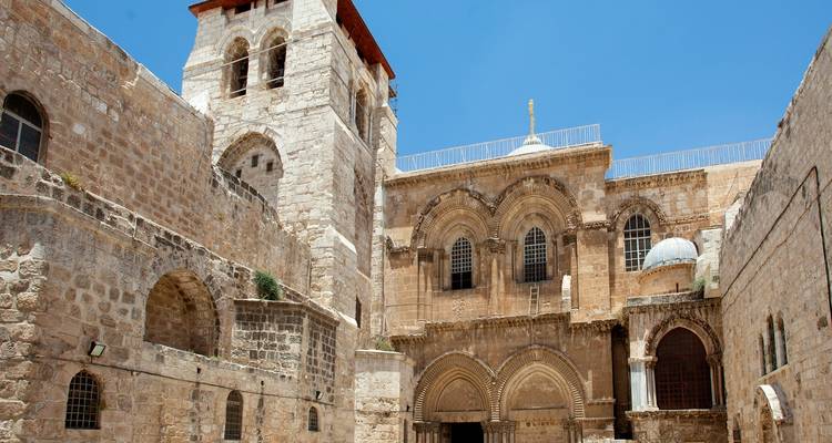 Historisches Gebäude mit Bögen und einem Glockenturm.