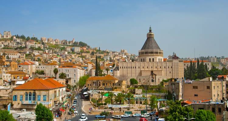 Stadtansicht mit einer großen Kuppelkirche und Häusern.