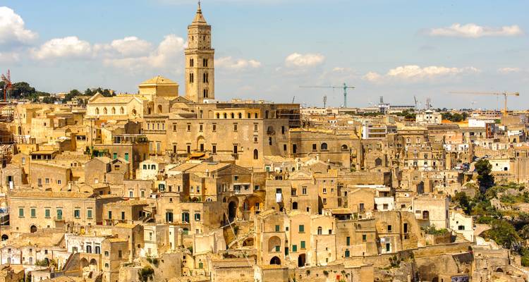 Matera's unieke stenen gebouwen onder een blauwe hemel.