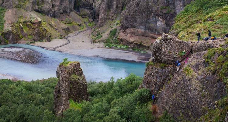 Klettern entlang eines felsigen Pfades nahe einem Fluss.