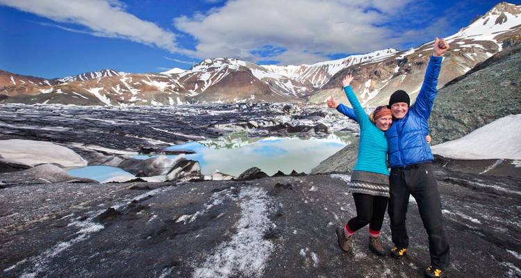 Paar feiert vor Vulkanlandschaften und Gletschern.
