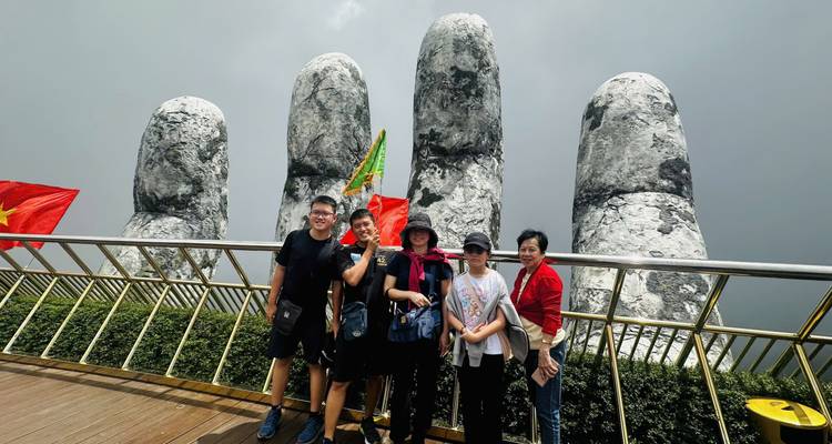 Grupo posando con el famoso Puente de la Mano de fondo.