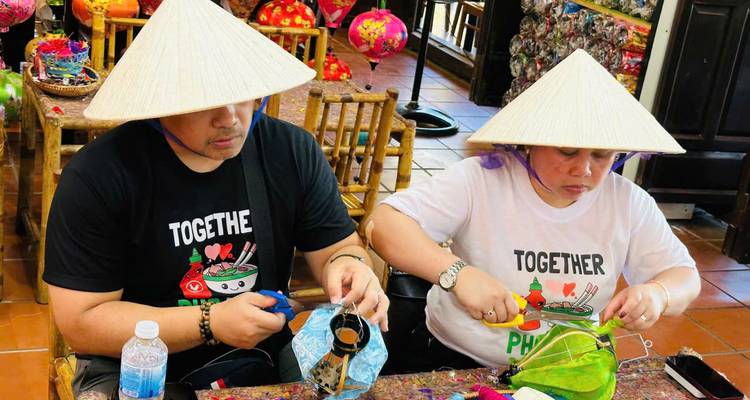 Personas haciendo linternas en un taller de manualidades.