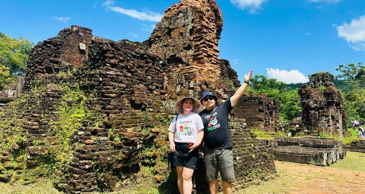 Pareja posando ante unas ruinas antiguas.