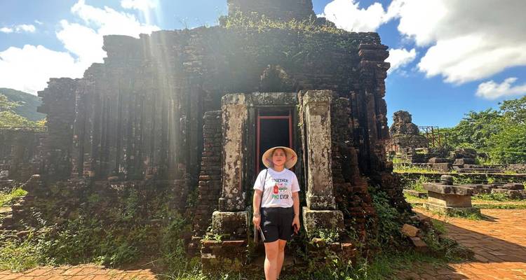 Persona de pie frente a un edificio histórico.