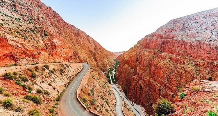 Eine gewundene Straße durch ein lebendiges und farbenfrohes Tal.