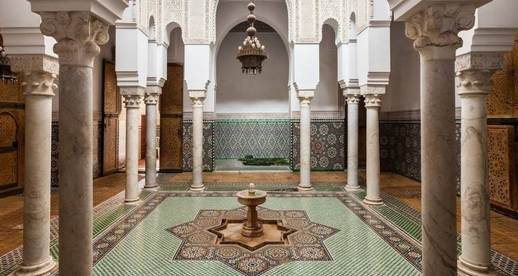 Ein kunstvolles Interieur mit Säulen und einem Brunnen.