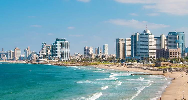 Skyline van Tel Aviv met moderne gebouwen langs de Middellandse Zeekust.