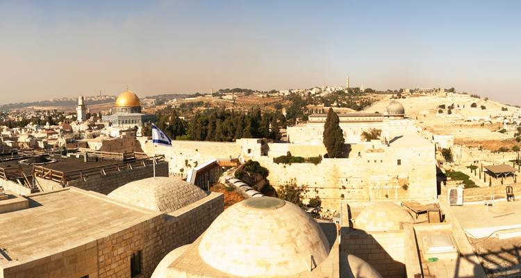 Panoramisch uitzicht op de Oude Stad van Jeruzalem met historische bezienswaardigheden.