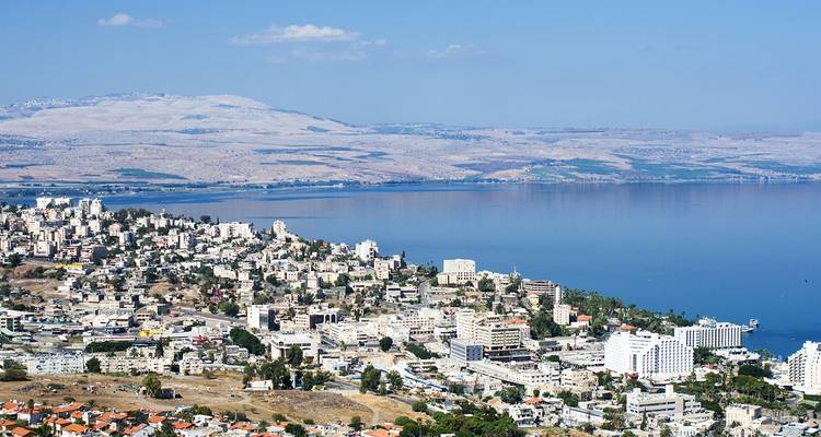 Luchtfoto van de stad Tiberias aan het Meer van Galilea.