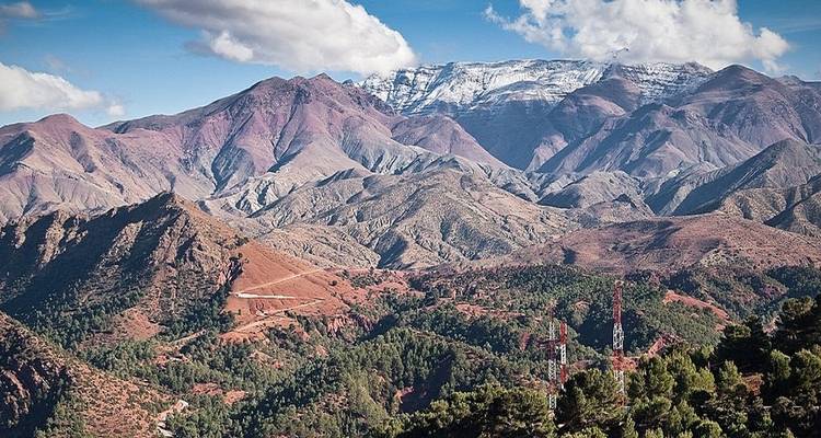 Raue Gebirgslandschaft mit sichtbaren Schneekuppen.