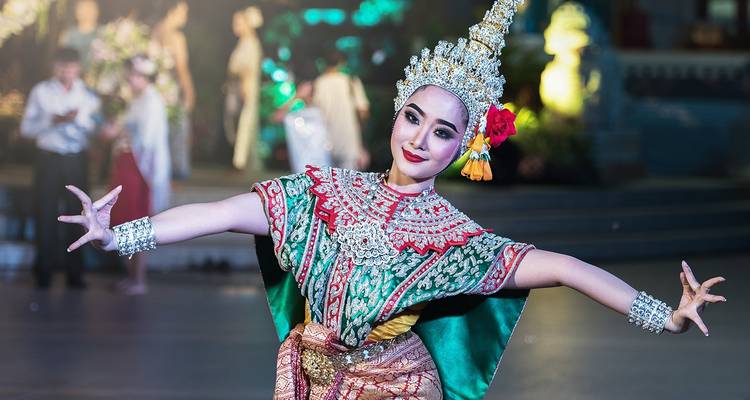 Traditionelle thailändische Tänzerin in farbenfrohem Kostüm.