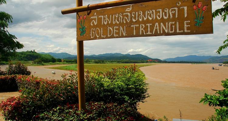 "Golden Triangle Schild mit Bergen und Fluss."