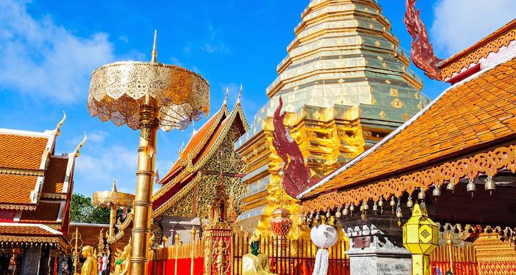 Gouden tempelspits met sierlijke decoraties.