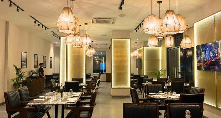 Restaurante interior con iluminación elegante y asientos.