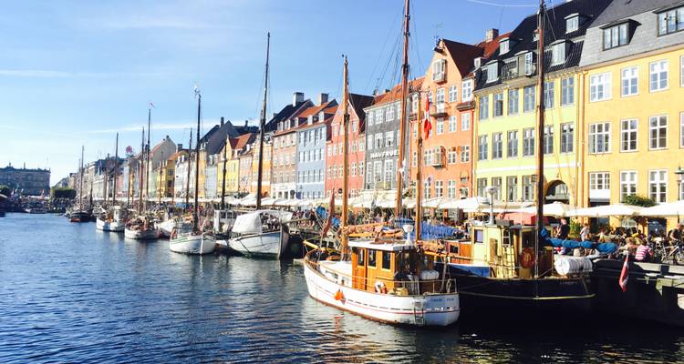 Bâtiments colorés au bord de l'eau et bateaux le long du canal de Nyhavn.