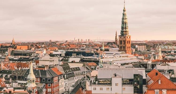 Horizon de Copenhague avec les toits et la tour du palais de Christiansborg.