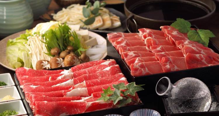 Anordnung von dünn geschnittenem Rindfleisch und Gemüse.