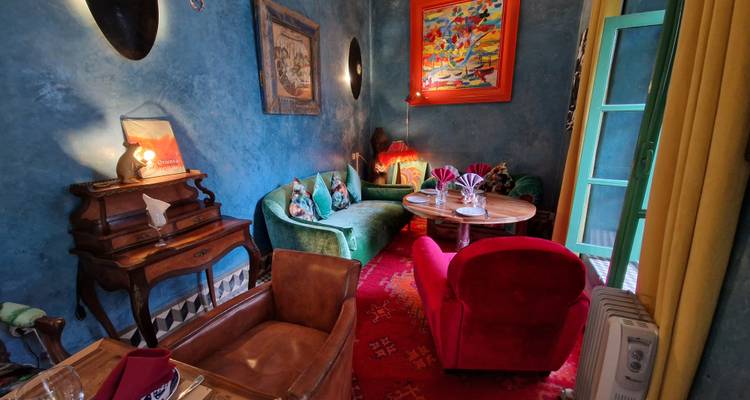 Intérieur coloré et éclectique d'une pièce d'inspiration marocaine.