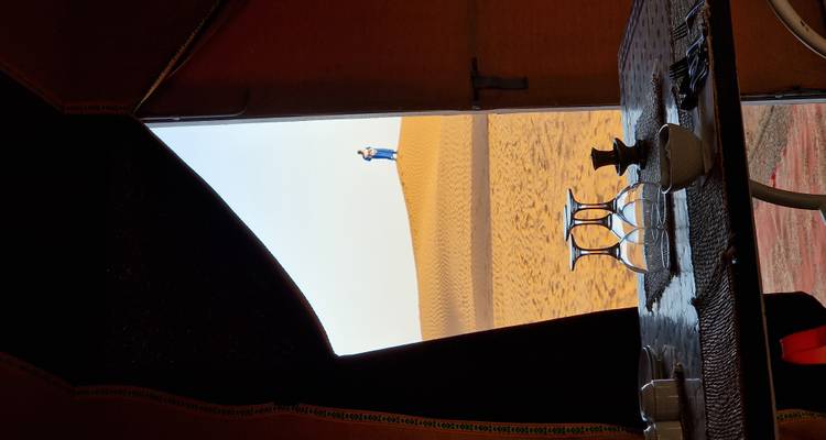 Vue depuis l'intérieur d'une tente avec un désert en arrière-plan.