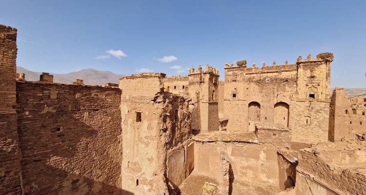 Anciennes fortifications construites en briques d'argile sous un ciel clair.