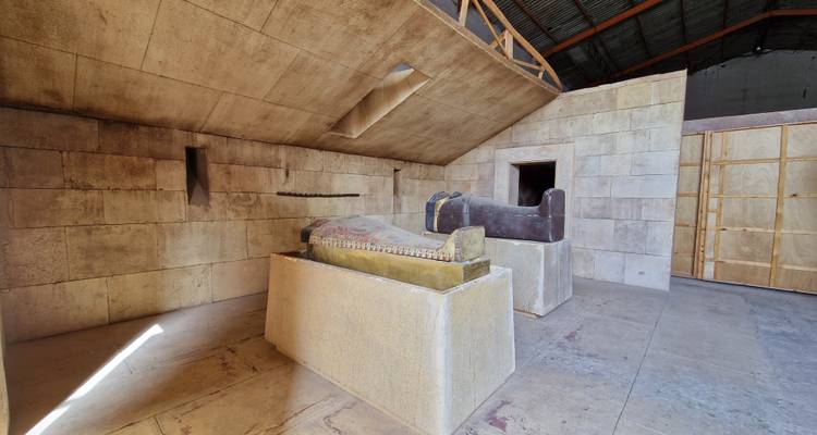 Pièce intérieure avec sarcophages et murs et toit texturés.