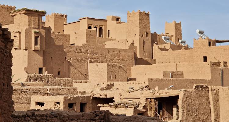 Architecture berbère traditionnelle avec des structures en adobe et des fortifications.