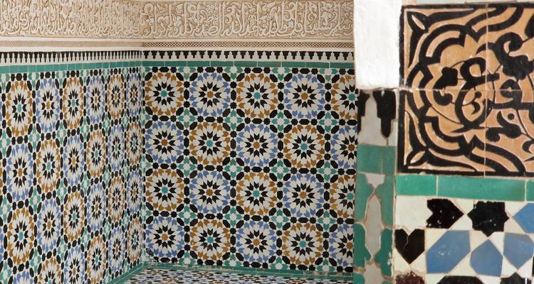 Carreaux de mosaïque marocains avec des motifs géométriques complexes.