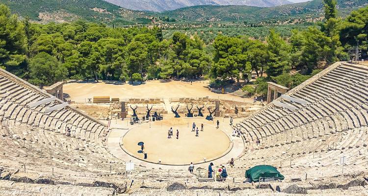 Amphithéâtre antique avec des visiteurs par une journée ensoleillée.
