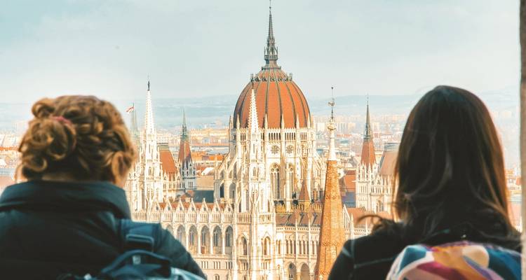 Vista de un gran edificio con una cúpula desde la distancia.