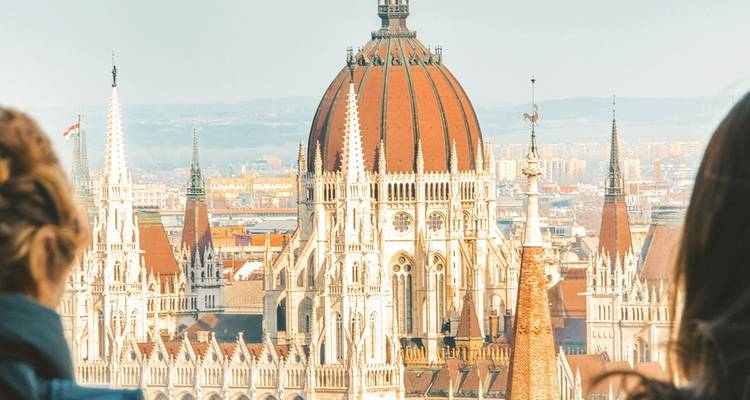 Les spectateurs encadrent l'imposant bâtiment du Parlement hongrois de Budapest avec son dôme emblématique.