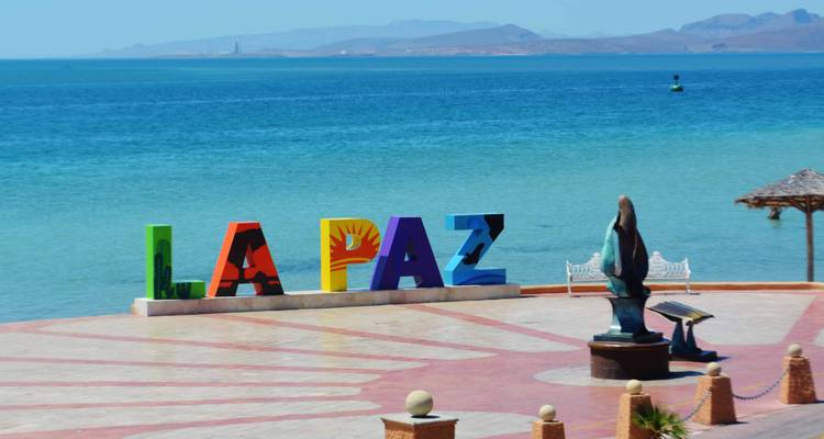 Kleurrijke 'La Paz' bord met oceaan achtergrond.