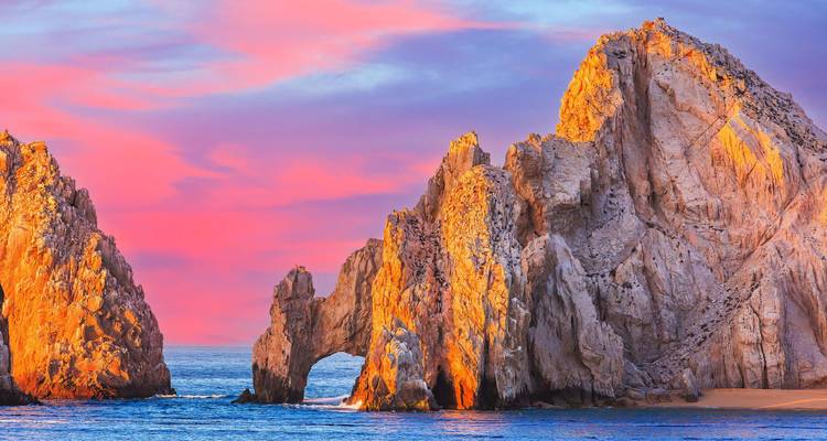 Rotsformaties met een kleurrijke zonsonderganghemel.