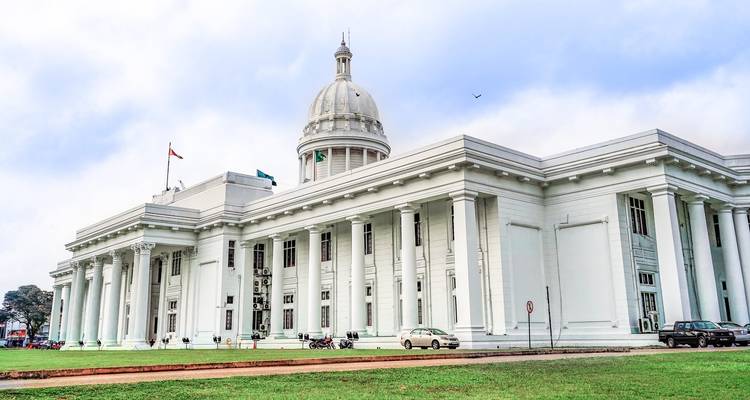 Ein neoklassizistisches Gebäude mit einer Kuppel und Säulen.