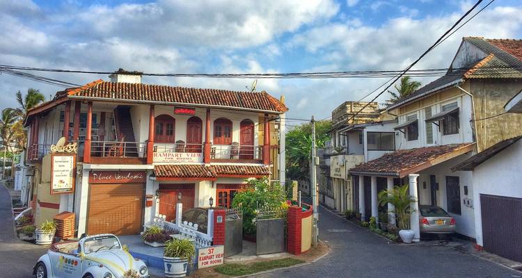 Charmante Straße mit bunten Häusern.