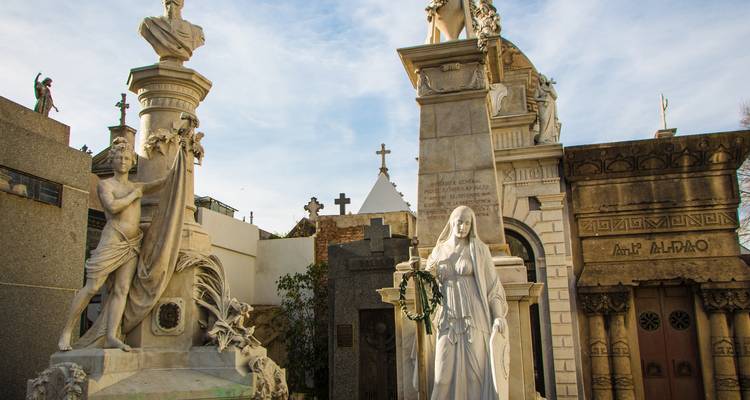 Un cimetière emblématique avec de belles statues et mausolées.