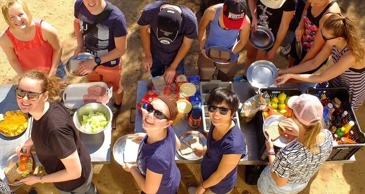 Gruppe von Menschen, die ein Picknick im Freien genießt.