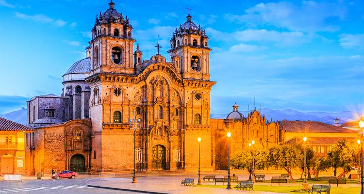 Une cathédrale magnifiquement éclairée à Cusco, Pérou au coucher du soleil.