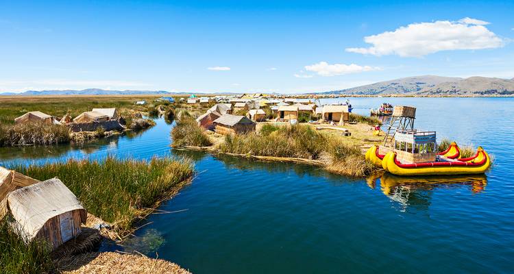 Îles flottantes de roseaux avec structures traditionnelles à Puno, Pérou sur le lac Titicaca.