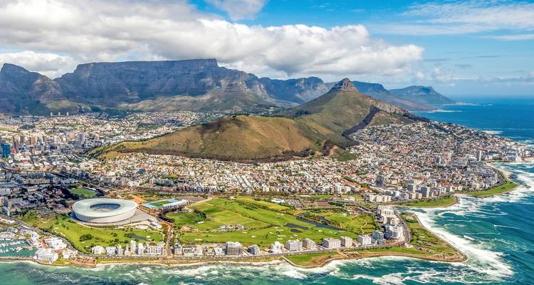 Luftaufnahme von Kapstadt mit dem Tafelberg im Hintergrund.