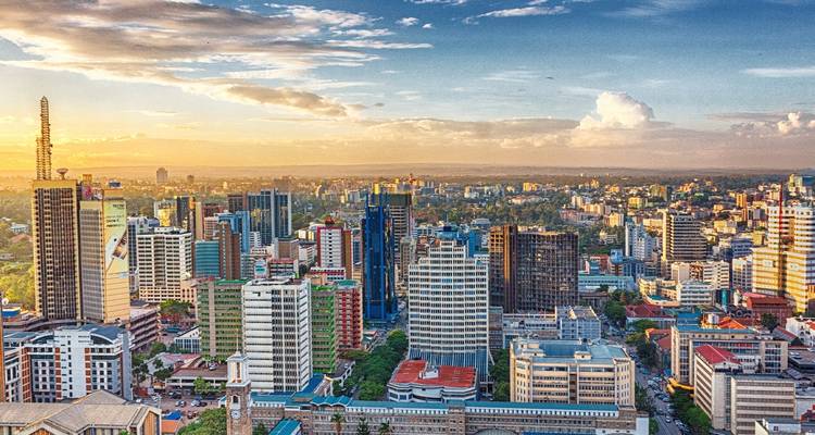 Skyline einer modernen Stadt mit zahlreichen Wolkenkratzern bei Sonnenuntergang.