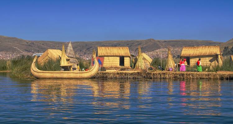 Traditionelle Schilfinseln mit Booten und Menschen.