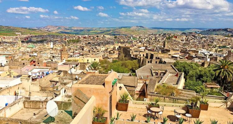 Panoramablick auf Fès mit Hügeln und Stadtbild