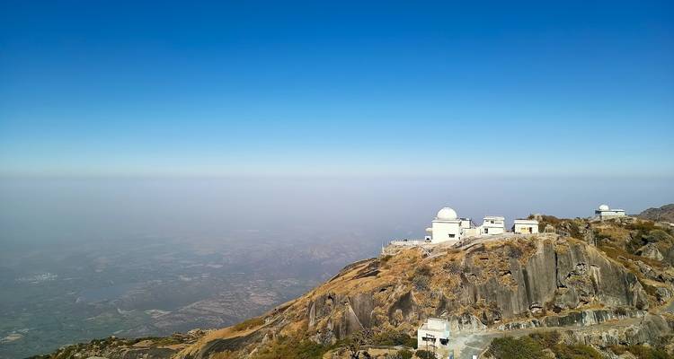 Observatoria op een bergtop met een weids uitzicht.