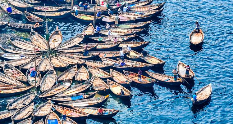 Vue de dessus de nombreux petits bateaux sur une rivière.